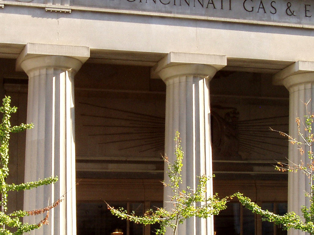 Cột Doric ở mặt tiền Đại học Cincinnati, Mỹ