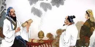 Từ xưa đến nay, cổ nhân thường dạy, đối với “kẻ tiểu nhân” thì nên tránh xa và học làm người quân tử. Vậy làm thế nào để biết được đâu là “kẻ tiểu nhân”? Hãy dựa vào 4 điểm khác biệt của họ với “người quân tử” dưới đây. Thế nào là người quân tử? Miêu tả về phong thái của người quân tử, trong “Luận ngữ”, Khổng Tử viết: “Vọng chi nghiễm nhiên, tức chi dã ôn, thính kỳ ngôn dã lệ.” Ý nói trông xa thấy trang nghiêm, đến gần thấy ôn hòa, nghe lời nói thấy trang trọng nghiêm túc. Về cách làm việc của người quân tử, Mạnh Tử viết, người quân tử gặp người có quyền thế thì không xu nịnh, gặp người mạnh thì không sợ, gặp người yếu hơn mình thì không bắt nạt, tôn kính người lớn tuổi, che chở người nhỏ tuổi. Họ nghiêm túc đứng đắn, khoan dung, bác ái, quang minh và cả đời luôn chú trọng tu dưỡng phẩm chất đạo đức. Còn kẻ tiểu nhân thì hoàn toàn trái ngược lại. Khái quát lại, nhân cách của người quân tử thể hiện trên 4 điểm: “3 hổ thẹn”, “3 không”, “3 lo” và “3 sợ”. 4 điểm này chính là tiêu chuẩn của người quân tử, đồng thời cũng là 4 điểm khác biệt giữa người quân tử và kẻ tiểu nhân. 1. Người quân tử nói chuyện có “3 hổ thẹn” Khổng Tử nói: “Thị vu quân tử hữu tam khiên: Ngôn vị cập chi nhi ngôn vị chi táo, ngôn cập chi nhi bất ngôn vị chi ẩn, vị kiến nhan sắc nhi ngôn vị chi cổ”.Ý nói, khi nói chuyện với người quân tử dễ phạm phải 3 khuyết điểm: Chưa đến lượt nói mà đã nói là “nôn nóng, hấp tấp”. Đến lúc nói mà lại không nói là “che giấu, lấp liếm”. Chưa nhìn thấy sắc mặt người nghe mà đã nói, là “mù quáng”. Người chưa đến lượt đã nói là biểu hiện của người nóng vội, nóng lòng muốn thể hiện mình, sợ bị người khác xem thường, hoàn toàn là biểu hiện của người nông cạn và xốc nổi. Ngoài ra, hành vi này cũng rất thất lễ, nói lên rằng người này không được giáo dưỡng. Đến lượt nói mà lại không nói là một biểu hiện khác của cực đoan, không chỉ là hành vi thất lễ mà trong lòng còn nhất định có chỗ che giấu, cho nên dối trá. Có một số người không nói là do ngượng ngùng, e ngại, điều này cũng không nên bởi vì người quân tử là quang minh chính đại. Nếu là điều quang minh, chân chính thì có gì là không dám nói? Nghiêm trọng nhất là chưa nhìn thấy sắc mặt người nghe đã nói. Có những điều liên quan đến việc riêng tư của người khác, chạm vào nỗi đau của người khác, phạm vào điều kiêng kỵ của người khác mà lại không để ý cứ tùy tiện nói ra. Điều này không chỉ là thất lễ, nông cạn, không có giáo dưỡng mà còn có quan hệ trực tiếp đến vấn đề phẩm cách. Bởi vì người không để ý nét mặt người khác mà tùy tiện nói là người chỉ để ý đến sự sảng khoái vui vẻ của bản thân mình, không để ý đến cảm nhận của người khác, làm tổn thương người khác. Đương nhiên cũng có người là do tính cách ngay thẳng, bộc trực mà hành xử như vậy. Nhưng xúc phạm người khác là vô tâm và cách ngay thẳng như vậy cũng không phải là hành vi của người quân tử. 2. Người quân tử làm việc có “3 không” “Quân tử bất vọng động, động tất hữu đạo”. Người quân tử không hành động mù quáng, làm bừa. Họ làm gì cũng đều có đạo lý. Người quân tử chân chính đối với bản thân vô cùng nghiêm khắc, đây là một loại “tự giới luật” bản thân. “Không làm xằng làm bậy” chính là không tùy tiện, trong tâm họ luôn có nguyên tắc và đường giới hạn của mình. Đây được gọi là phẩm đức, phẩm đức này cũng chính là đạo trong lòng người quân tử. Kẻ tiểu nhân tính toán cái gì, làm cái gì cũng tùy tiện, không bao giờ biết đến phẩm đức và nguyên tắc, giới hạn. “Quân tử bất cẩu cầu, cầu tất hữu nghĩa”. Người quân tử không mưu cầu tùy tiện, mưu cầu điều gì cũng đều nghĩa. Người quân tử biết biết rõ về nghĩa, kẻ tiểu nhân hiểu rõ về lợi. Người quân tử coi trọng tiền tài của cải nhưng nhận phải đúng đạo lý. Người quân tử làm việc gì thì đầu tiên cũng cân nhắc đến đạo nghĩa. Điều hợp với đạo nghĩa, có thể nhận thì sẽ nhận, còn không hợp đạo nghĩa thì không liếc mắt nhìn qua. Điều này cũng là thể hiện của tấm lòng độ lượng, phóng khoáng, thứ không phải của mình thì nhất định không truy cầu. Vì thế mà trong tâm người quân tử luôn rộng rãi, khoáng đạt, quang minh lỗi lạc. Kẻ tiểu nhân coi trọng lợi ích, của cải tiền bạc, chỉ cần có thể đạt được lợi ích họ sẵn sàng đổi tất cả. “Quân tử bất hư hành, hành tất hữu chính”.Mỗi lời nói, cử động của người quân tử đều sẽ không tùy tiện, phàm là làm việc gì cũng đặt mình vào hoàn cảnh người khác để cân nhắc 3 điều: Việc này có chính đáng không? Có tổn hại đến lợi ích của người khác không? Có xúc phạm đến người khác không? Nghĩ thông suốt 3 điều này, họ mới bắt đầu làm. 3. Người quân tử tu thân có “3 lo” Trong “Lễ ký” viết: “Quân tử hữu tam hoạn: Vị chi văn, hoạn phất đắc văn dã; ký văn chi, hoạn phất đắc học dã; ký học chi, hoạn phất năng hành dã.”Ý nói, người quân tử có “3 lo lắng”: Những kiến thức và đạo lý mà bản thân chưa được nghe qua, thì lo lắng không thể nghe thấy. Đã nghe thấy rồi thì lo lắng không thể học được. Đã học được rồi lại lo lắng không thể làm được. “Không nghe thấy, không học được, không làm được” là “3 lo lắng” của người quân tử. Người quân tử luôn lo lắng trong lòng rằng, còn bao nhiêu đạo lý mà mình chưa nghe thấy, chưa học được và làm được. Vì vậy, khi được người khác khen ngợi, họ vẫn thấy hổ thẹn và khiêm tốn, đây thực sự là thành tâm phát ra chứ không phải họ cố tình tạo ra. Cũng chính bởi vậy nên họ mới luôn mong muốn tu dưỡng hơn nữa. Kẻ tiểu nhân thì hoàn toàn ngược lại. 4. Người quân tử lập đức có “3 sợ” Trong “luận ngữ”, Khổng Tử viết:“Quân tử hữu tam úy: Úy thiên mệnh, úy đại nhân, úy thánh nhân chi ngôn.”Ý nói rằng, người quân tử kính sợ luật lệ của trời đất, kính nể lời nói của người đức cao vọng trọng và bậc thánh nhân. Đằng sau sự “kính nể, sợ” này là tâm thái khiêm tốn, nhún nhường. Người quân tử luôn cố gắng hành theo chuẩn tắc của trời đất, noi theo và học tập nhân cách của người đức cao vọng trọng, bậc thánh nhân. Chính vì biết “kính sợ” nên người quân tử luôn cố gắng tu dưỡng và phát triển bản thân để đạt đến cảnh giới cao hơn. Nói về kẻ tiểu nhân, Khổng Tử viết: “Tiểu nhân bất tri thiên mệnh nhi bất úy dã, hiệp đại nhân, vũ thánh nhân chi ngôn.”Tiểu nhân không biết mệnh trời nên không sợ, khinh mạn bậc đại nhân, coi thường lời nói của thánh nhân. Kẻ tiểu nhân mặc dù tri thức hạn hẹp nhưng lại cho mình là tài giỏi hơn người, chỉ trích lời nói của bậc thánh hiền. Người xưa dạy: Trong cuộc sống, phải học được “rời xa” tiểu nhân, tận lực làm người quân tử. Theo Secretchina Mai Trà biên dịch